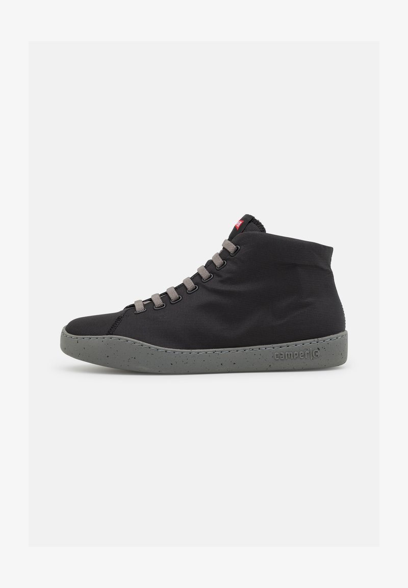 Sort mid-top sneakers med en glat stofoverdel, grå plettet gummisål og grå snørebånd. Har et Camper-logo på hælen.
