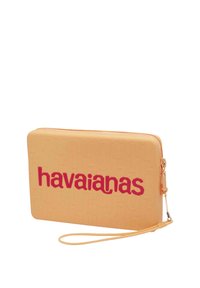 Borsa a tracolla arancione Havaianas con superficie testurizzata, logo rosa acceso, forma rettangolare e tracolla removibile. Chiusure a zip.