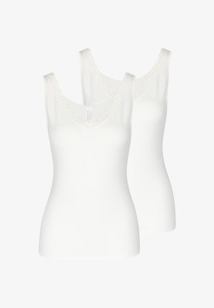 Deux camisoles blanches sans manches pour femmes avec bordure en dentelle sur le décolleté en V présentées sur un fond uni.