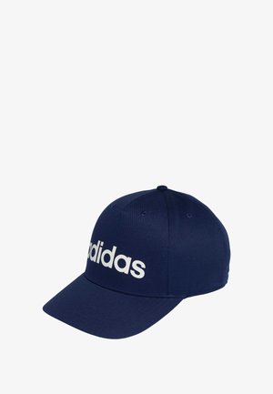 Gorra azul marino con visera curva y logo bordado en blanco de "adidas" en la parte frontal. Fabricada con tejido suave y con orificios de ventilación en la parte superior.