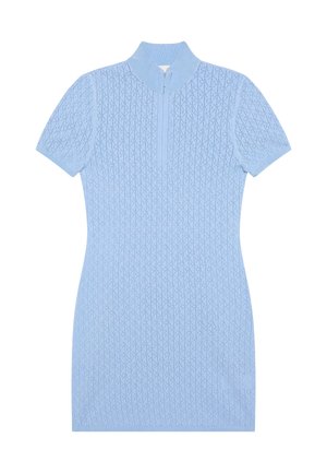 Robe ajustée bleu clair avec un motif en diamant texturé, manches courtes et col montant avec une fermeture éclair à moitié au devant.