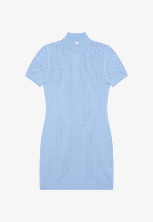 Lichtblauwe aansluitende jurk met een textuur van een diamantenpatroon, korte mouwen en een staande kraag met een halve rits aan de voorkant.