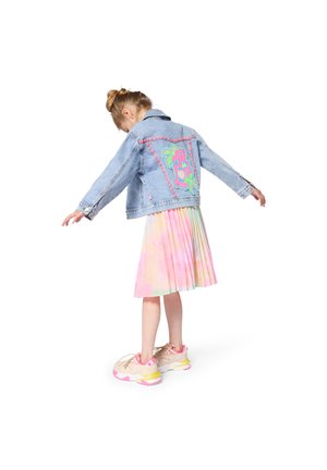 Veste en jean avec broderie colorée de palmiers, associée à une robe plissée aux tons pastel et des baskets beiges avec des touches de rose.