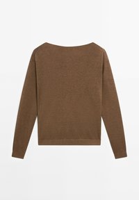 Hnědý svetr s dlouhým rukávem a širokým výstřihem, s rib na zápěstích, vyrobený z měkké, strukturované tkaniny. Jednoduchý, jednobarevný design bez vzorů.
