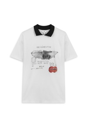 Biała koszulka z krótkim rękawem z czarnym kołnierzykiem; zawiera nadrukowane abstrakcyjne grafiki i tekst w różnych kolorach, w tym czerwonym i czarnym.