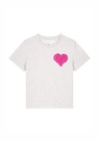 T-shirt en coton gris avec un col rond, des manches courtes et un design de cœur rose peint sur le côté gauche de la poitrine.