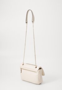 Borsa a tracolla beige con una texture morbida, dotata di una tracolla a catena e una tasca anteriore con zip. Design compatto e rettangolare con lati lisci.