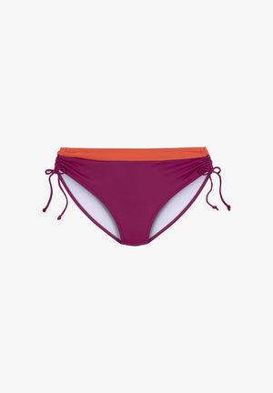 Paarse bikini onderkant met oranje accentband, zijstrikjes, gladde stof en witte voering. Heeft verstelbare zijkreukels.