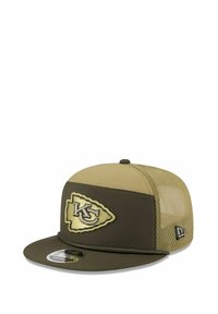 Olivgrüne Cap mit Mesh-Panels, flachem Schirm und gesticktem Logo in Gold und Schwarz. Verfügt über eine strukturierte Krone und einen verstellbaren Riemen.