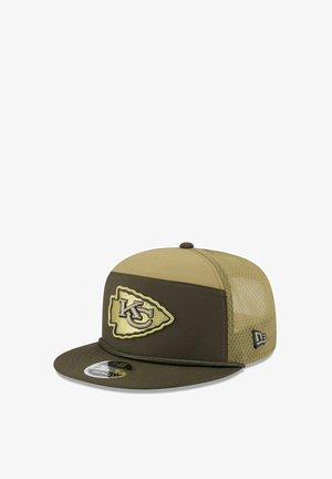 Olivgrüne Cap mit Mesh-Panels, flachem Schirm und gesticktem Logo in Gold und Schwarz. Verfügt über eine strukturierte Krone und einen verstellbaren Riemen.