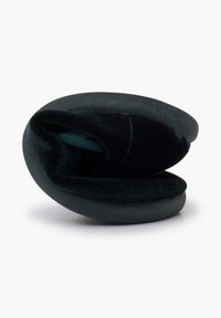Prodotto in finta pelle nera a forma di ovale compatto, con una morbida fodera in tessuto nero e un accento turchese che spunta dalla piega.