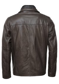 Bruine leren jas met een gestructureerd ontwerp, puntige kraag en subtiele stiksels. Zachte textuur met een matte afwerking.