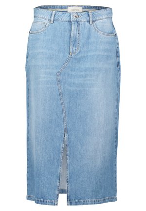 Lyseblå denimnederdel med en frontspalt, fem lommer og en knaplukning. Stoffet har en glat overflade og klassisk design.