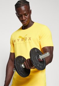 Puma HYROX ALWAYS ON CLOUDSPUN TEE - Tekninen t-paita - sun stream