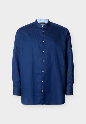 Tommy Hilfiger, PLUS REGULAR FIT LINEN BLEND GRANDAD COLLAR SHIRT - Camisa - carbon navy