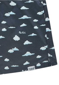 Tessuto scuro con un motivo di nuvole in azzurro chiaro. Include un'etichetta cucita con la scritta "Pockies Couch Couture." Texture liscia, design informale.