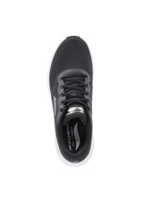 Czarne siatkowe buty sportowe z zaokrąglonym noskiem, płaskim zapięciem na sznurowadła, wyściełanym kołnierzem i kontrastującą białą podeszwą. Ozdobione logo Skechers.