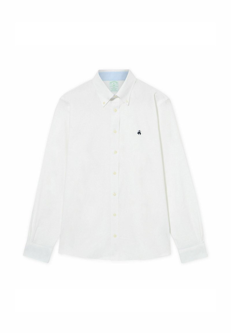 Bílá košile s dlouhým rukávem z měkké tkaniny s límcem na knoflíky, zdobená žlutými knoflíky a malým modrým logem na levé části hrudi.