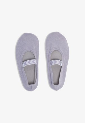 Ein Paar lavendelfarbene Ballettschuhe mit glitzerndem Stoff und elastischen Riemen im Zickzackmuster über dem Vorderfuß.