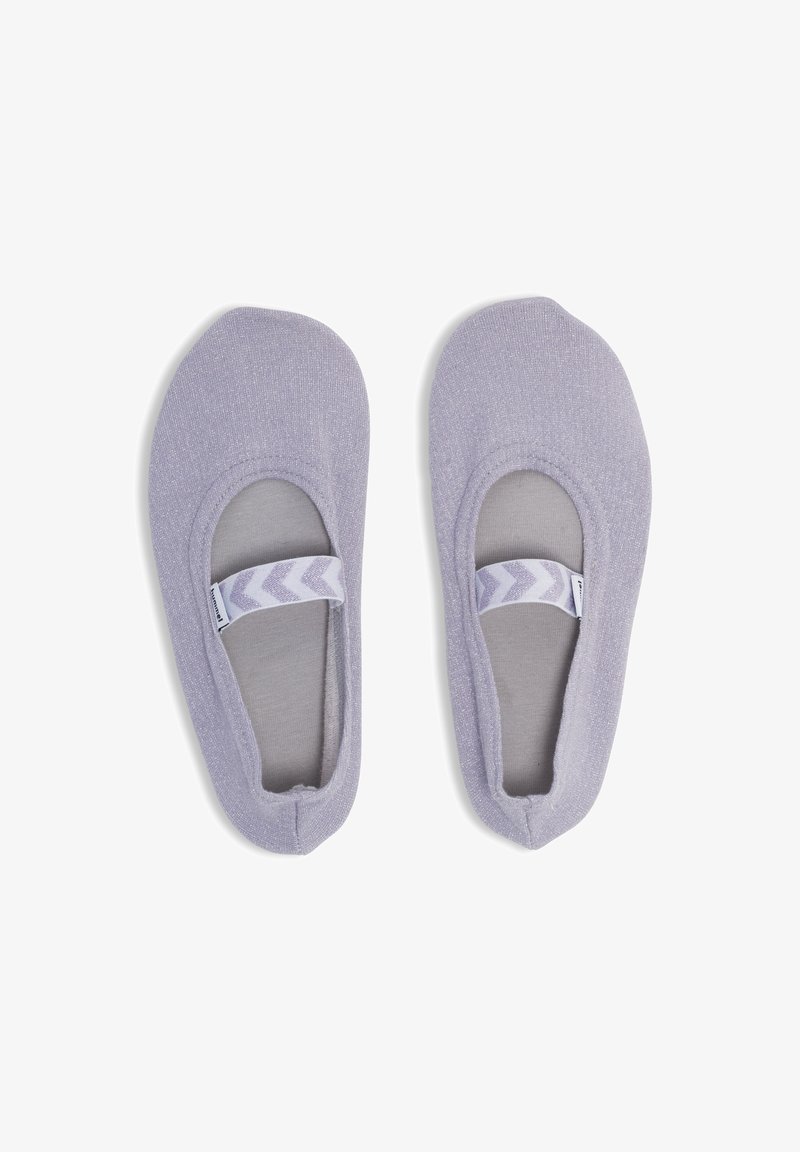 Para różowych baletowych pantofli z lśniącego materiału i elastycznymi paskami w zygzakowy wzór na górze.