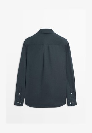 Dunkelgraues Langarmhemd mit geknöpften Manschetten, spitzem Kragen und mittigem Rückenfalz, von hinten vor weißem Hintergrund gezeigt.