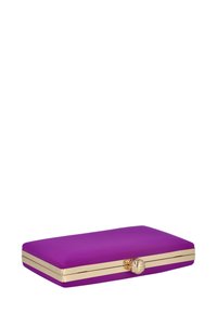 Bolsos de mano morados con una textura suave, herrajes en acento dorado y un cierre de forma redondeada. Forma rectangular con base plana.