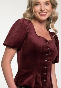 Bordo fluwelen blouse met een vierkante halslijn, pofmouwen en decoratieve knoopsluiting aan de voorkant. Glad met een glanzende textuur.