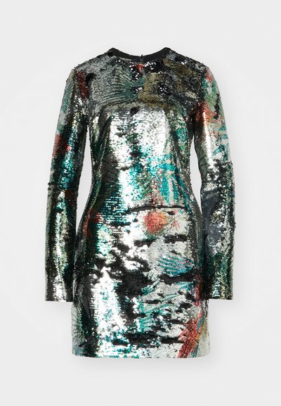 Robe à paillettes scintillantes avec des manches longues, présentant un motif abstrait multicolore sur un fond argenté réfléchissant. Encolure ronde.