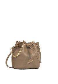 Sac seau en cuir marron avec fermeture à cordon, chaîne dorée pour l'épaule et logo en relief sur le devant.