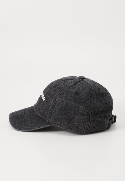 Căciulă de baseball din denim gri închis, cu visor curbat, curea ajustabilă la spate și text alb "BERG" pe panoul din față.