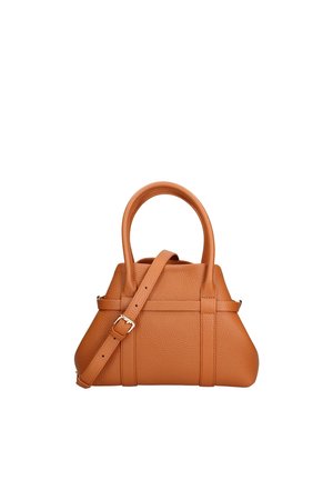 Borsa a mano in pelle con texture color cuoio, dotata di due manici e una tracolla regolabile con fibbia dorata, struttura rigida e forma trapezoidale.