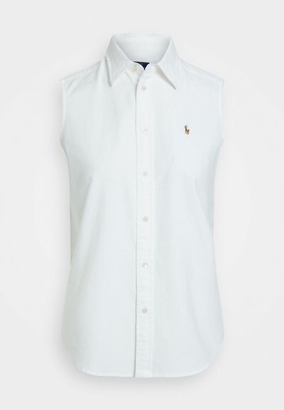 Balta be rankovių marškinių, pagamintų iš medvilnės, su suapvalintu apykakle ir mažu išsiuvinėtų logotipu kairiajame krūtinės šone.