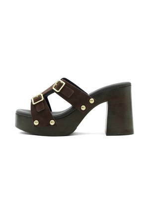 Sandale compensée en daim marron avec larges brides, boucles dorées et clous, avec un talon haut et épais et une semelle en bois.