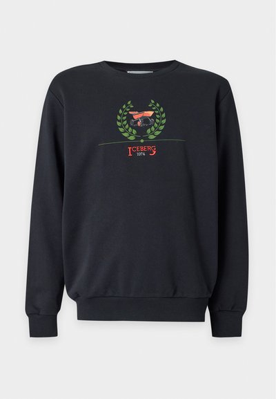 Sweat-shirt noir à manches longues avec une couronne de laurier verte et un graphisme de voiture vintage rouge au-dessus du texte "ICEBERG 1974" au centre devant.