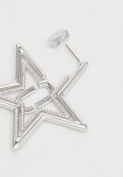 Sølvstjerneformet ørering med rhinsten akcenter, der har en glat metallic finish og en aftagelig lukning for sikker bæring.