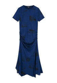 Blå klänning gjord av mjukt tyg, med rund halsringning, korta ärmar och rynkad siddekoration. Svart tryckta mönster över hela.