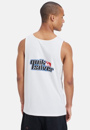 Bela majica brez rokavov s krožnim izrezom, na hrbtni strani s tiskanim modrim in rdečim logotipom "Quiksilver". Mehka bombažna tkanina.