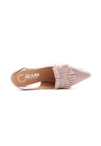 Scarpa open-toe in suede rosa con punta affusolata, dettaglio frangiato e borchie argentate sulla fascia. Soletta in pelle e dettaglio con zip sul retro.