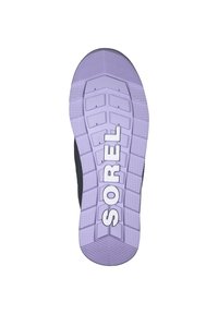 Zwarte rubberen schoen met een getextureerde zool, voorzien van een paarse buitenzool en witte "SOREL" branding. De loopvlak toont een patroon voor grip.
