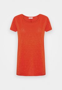 Rød T-shirt med korte ærmer og rund hals, lavet af et tekstureret stof med et diskret meleret mønster.