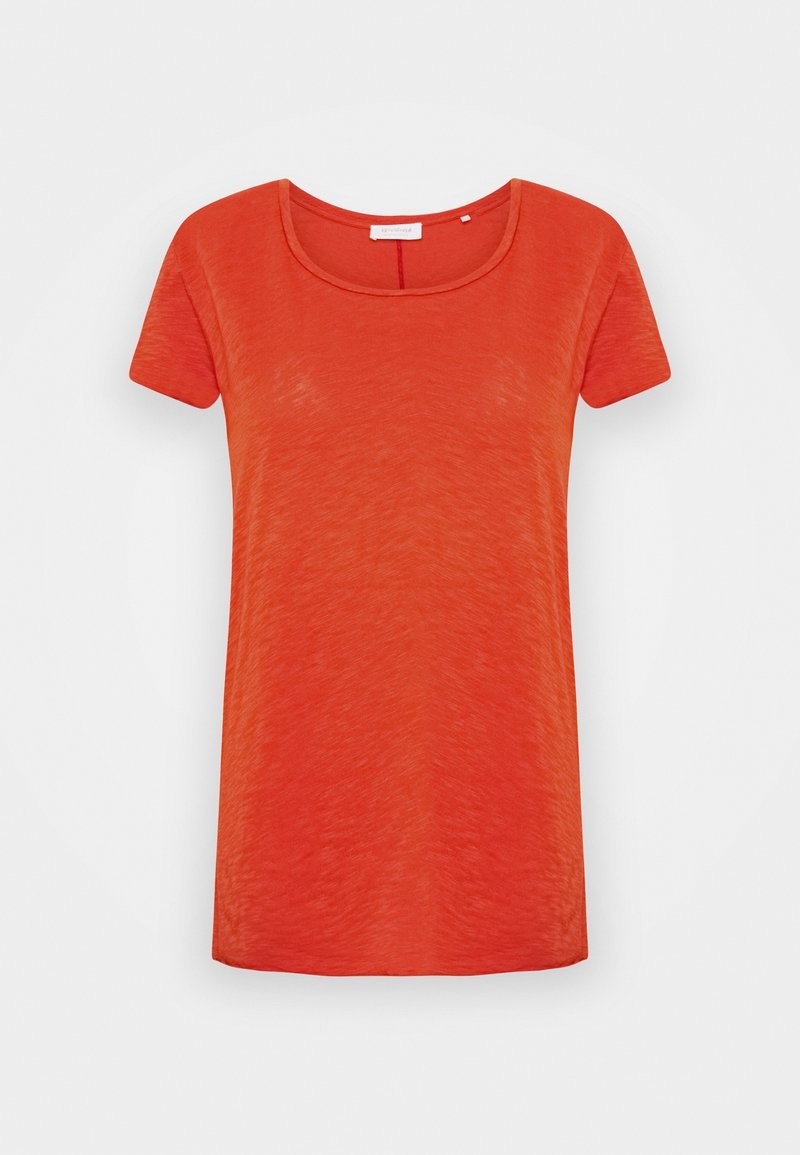 Rød T-shirt med korte ærmer og rund hals, lavet af et tekstureret stof med et diskret meleret mønster.