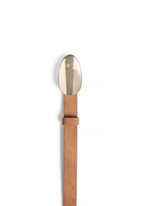 Rudas zomšinis diržas su blizgiu, poliruotu ovaliu metaliniu sagtimi. Sagtis yra lygi ir atspindinti, kontrastuojanti su tekstūrizuotu diržu.