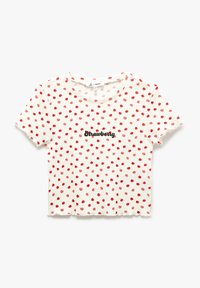 Kortærmet hvid t-shirt med røde prikker; har "Strawberry" i sort tekst; cropped design med en struktureret, ribbet stof.