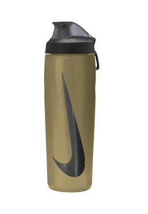 Bottiglia d'acqua alta verde oliva con logo Nike nero e tappo a ribalta nero su sfondo bianco.