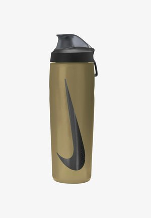 Bottiglia d'acqua alta verde oliva con logo Nike nero e tappo a ribalta nero su sfondo bianco.