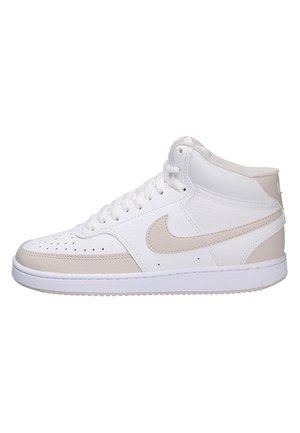 Zapatilla deportiva alta blanca con acentos de color beige, materiales de cuero y sintéticos, punta perforada y suela plana blanca.