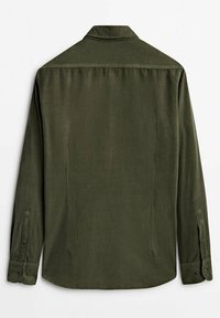 Chemise pour homme à manches longues de couleur vert olive avec des poignets à boutons, un ourlet droit et un col pointu, vue de dos sur fond blanc.
