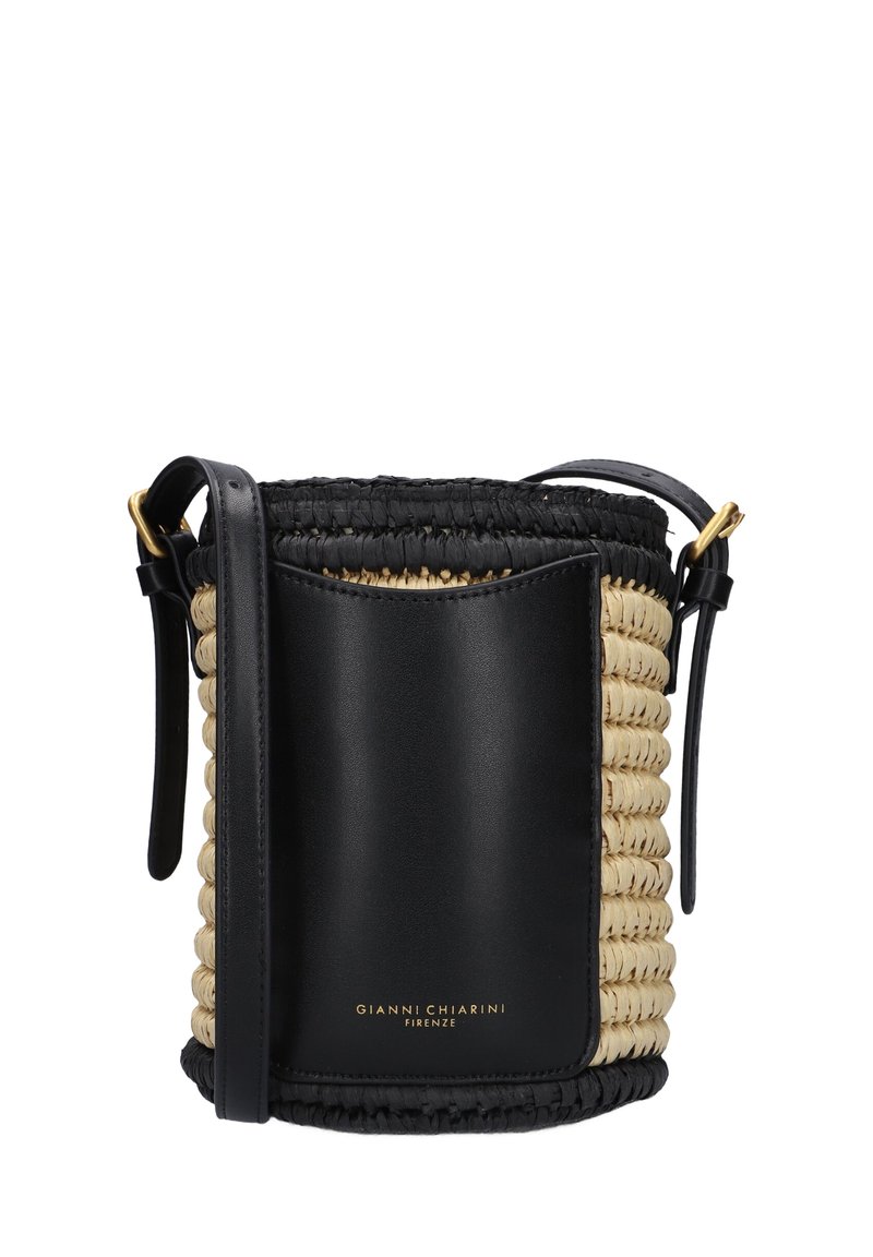 Ronde emmer tas met een geweven strobody in beige en zwarte leren accenten. Gouden hardware en een verstelbare strap.