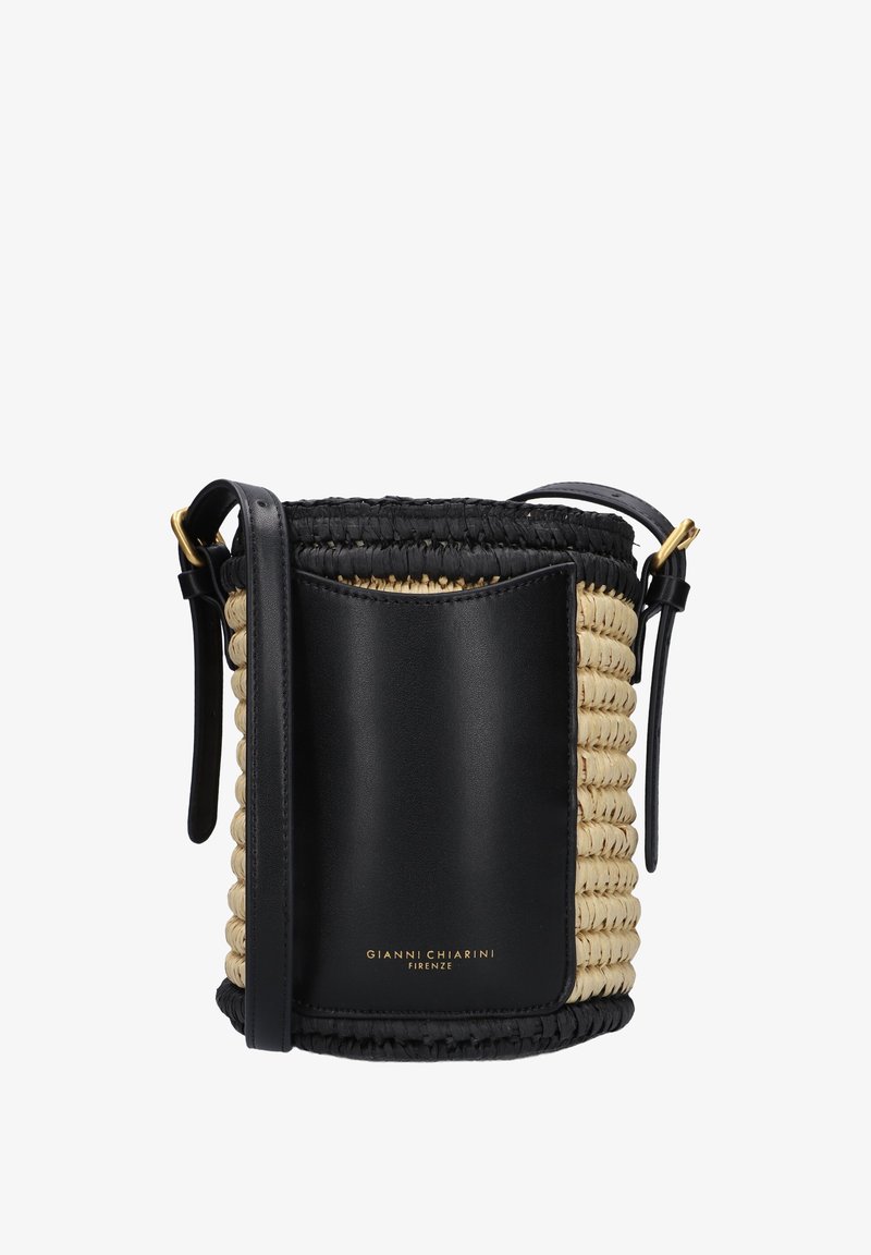 Ronde emmer tas met een geweven strobody in beige en zwarte leren accenten. Gouden hardware en een verstelbare strap.