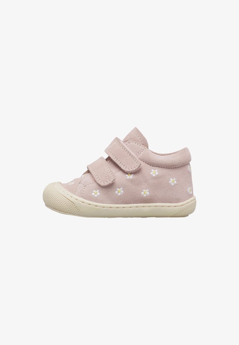 Zapatilla rosa para niño pequeño con flores blancas bordadas, dos tiras de Velcro y una suela de goma beige texturizada.